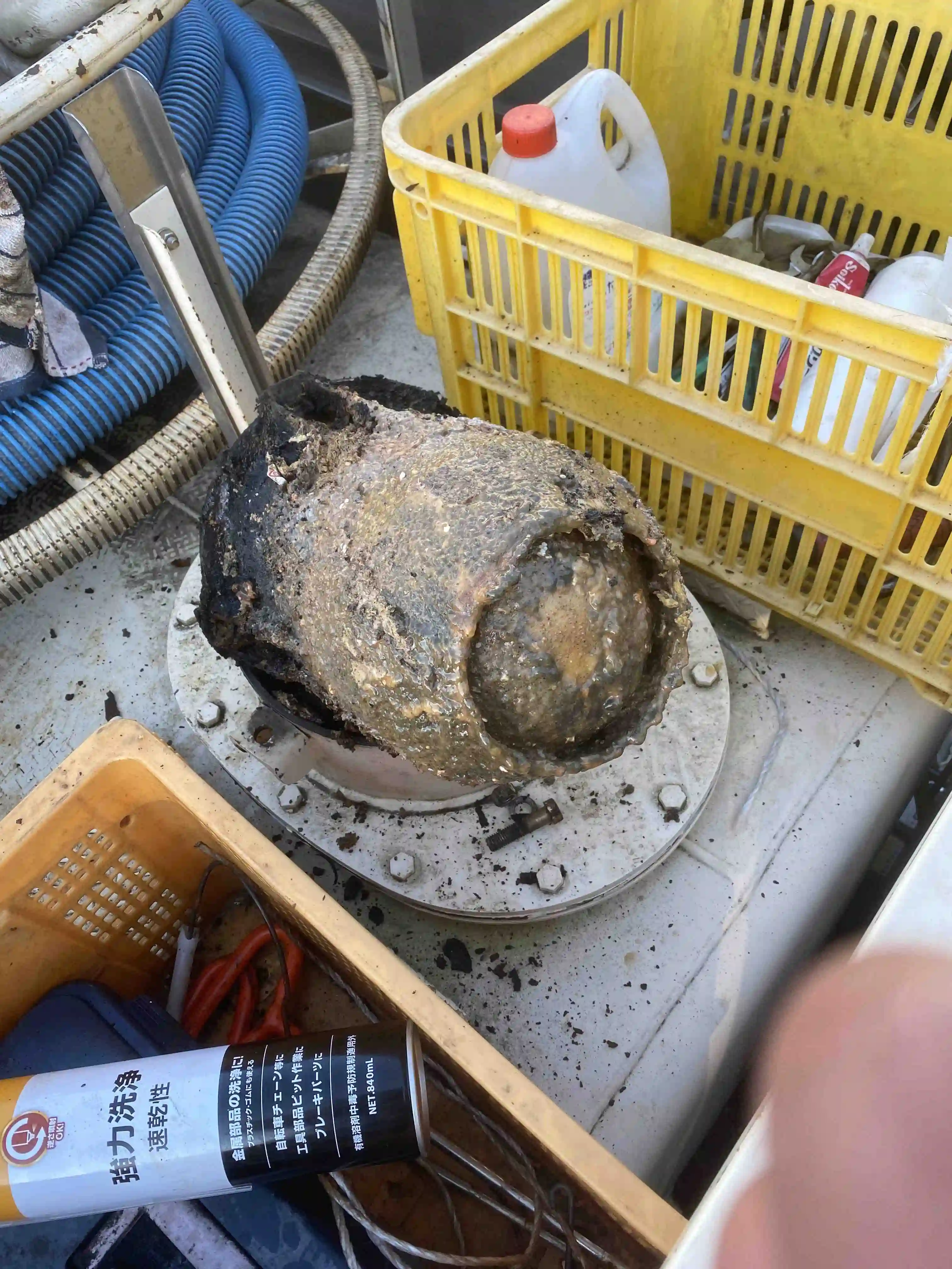 バキューム車主マンホール汚れ清掃前の状態